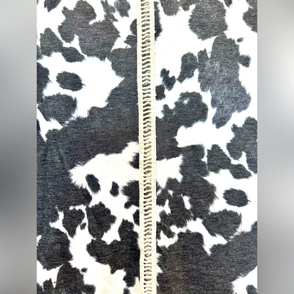 EUC Avery Faded Cow Print Crochet Back Accent V-Neck Top - Picture 10 of 12